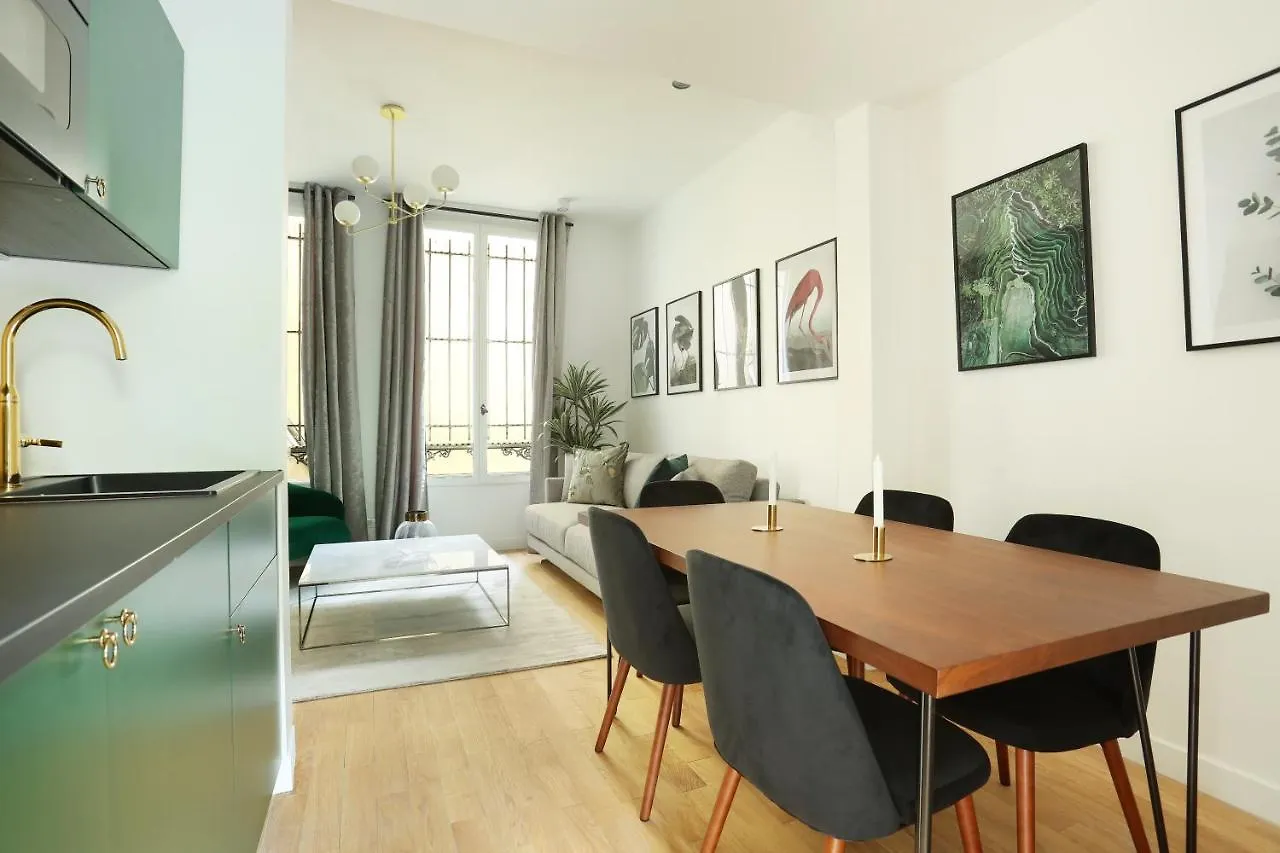 Apartment Center Of Paris By Studio Prestige